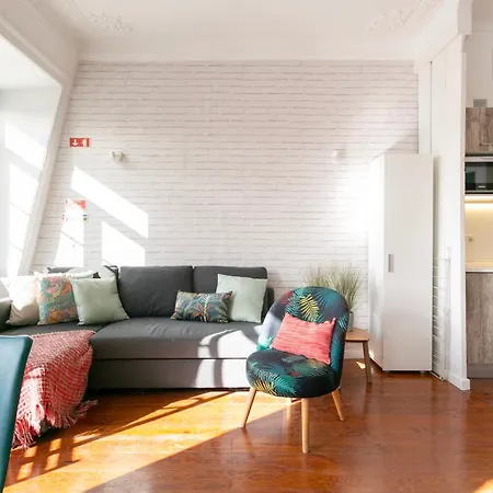 Апартаменты Beautiful Small Penthouse With Air Conditioner! Лиссабон