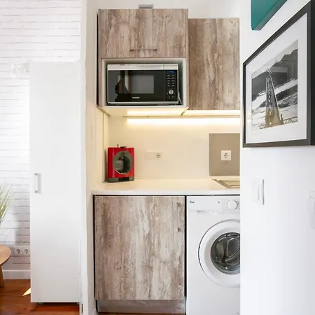 Beautiful Small Penthouse With Air Conditioner! شقة