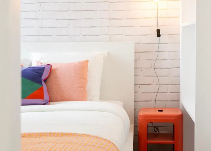 Beautiful Small Penthouse With Air Conditioner! Лиссабон