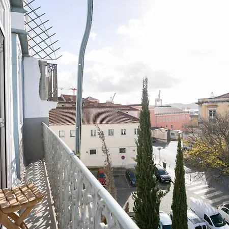 شقة Beautiful Small Penthouse With Air Conditioner! Lisboa