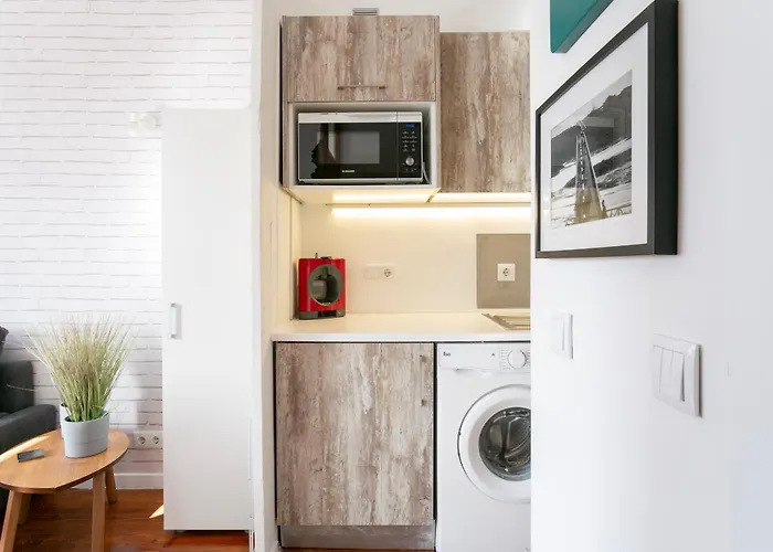 Beautiful Small Penthouse With Air Conditioner! شقة